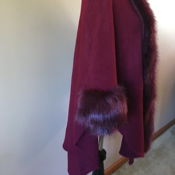 Knit Cape with Faux Fur Trim – One Size - Picture 3 of 6